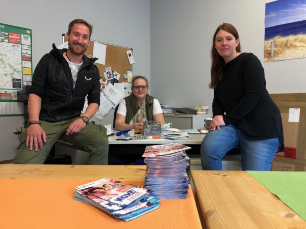 Jan-Pierre Koch, Karin Bongard und Ann-Christin Wernicke-Schnüll sitzen im Büro der Awo an der Schülerstraße in Schötmar. Vorne auf dem Tisch liegen die Flyer für das Projekt "Move". - © Sven Kienscherf