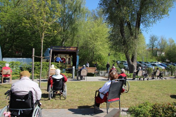 Ein kleines Platzkonzert genießen die Bewohner des Kreisseniorenheims an der Rintelner Straße. Die Schausteller haben eine historische Orgel organisiert. - © Katrin Kantelberg