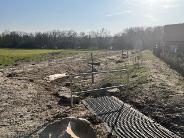 Der neue Gewässerabschnitt im Bereich der Heerstraße ist fertiggestellt. - © Stadt Lage