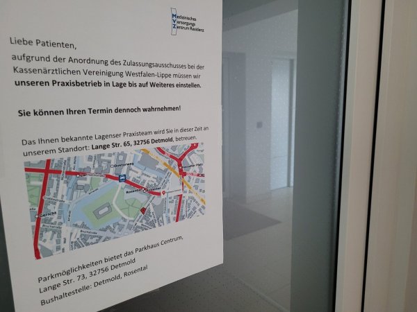 Im Fahrstuhl liest man, dass die MVZ Augenarztpraxis geschlossen ist. Die Patienten werden an das Medizinische Versorgungszentrum in Detmold verwiesen. - © Astrid Sewing