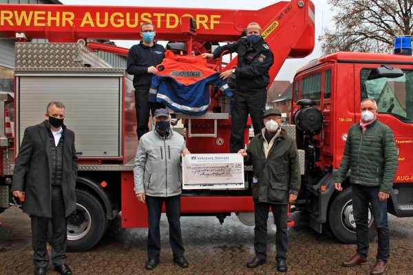 Anbei auch ein Bild von der Übergabe des Spendenchecks. Im Bild v.l.n.r.: Uwe Kronshage – Kassierer des Fördervereins für die Feuerwehr, Christoph Diekmann – Gemeindejugendfeuerwehrwart, Bernd Wasmus –
Bürger für Bürger, Jörg Diekmann – Leiter der Feuerwehr, Wolfgang Langhafel – Bürger für Bürger, Klaus Schneider – 1. Vorsitzender des Fördervereins für die Feuerwehr. Foto: Feuerwehr Augustdorf - © Feuerwehr Augustdorf