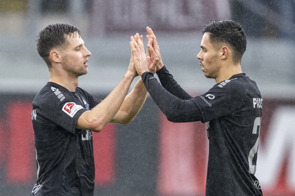 SCP-Akteur Raphael Obermair (r.) klatscht nach dem 4:3-Heimsieg gegen Fortuna Düsseldorf mit Marco Schuster ab. - © dpa/picture alliance