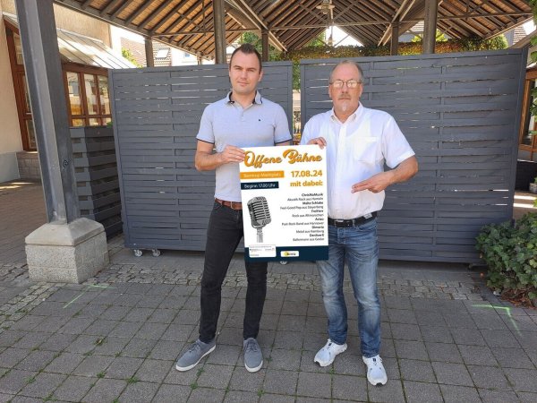 Philip Zöllner (links) von "Oak Studios" und Björn Strohmeier (Zentrumsbeauftragter) freuen sich im Namen des Marketingvereins „Für Barntrup" zur ersten "Offenen Bühne auf einen vollen Marktplatz. - © Fotorechte: Björn Strohmeier