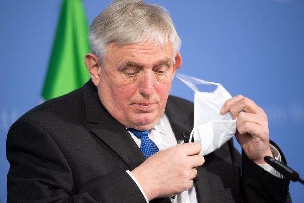 Karl-Josef Laumann (CDU), Gesundheitsminister von Nordrhein-Westfalen, hat am Mittwochabend mit seiner Aussage zur Ausgangssperre bei Markus Lanz die gesamte Kreisvervaltung überrascht. - © Federico Gambarini/dpa