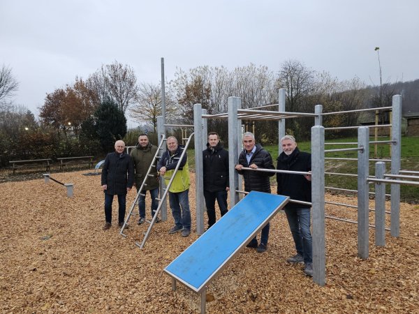 Frank Rayczik (von links), Fabian Pohl, Klaus Rottschäfer, Kevin Kramer und Klaus Siekmann freuen sich, dass Billinghausen dank des Sportvereins einen Bewegungspark bekommen hat. - © Astrid Sewing