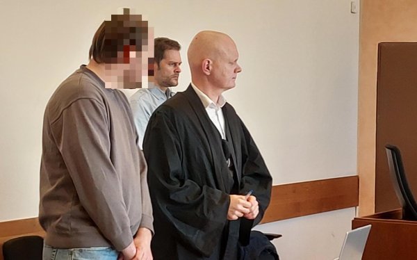 Der angeklagte Detmolder (27) bespricht sich an der Seite seines Wahl-Verteidigers Jerrit Schöll. - © Janet König