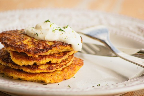 Im Kartoffelhaus darf dieser Klassiker nicht fehlen: Über Reibekuchen dürfen sich auch vegetarische Gäste freuen. - © Symbolfoto: Pixabay/locrifa
