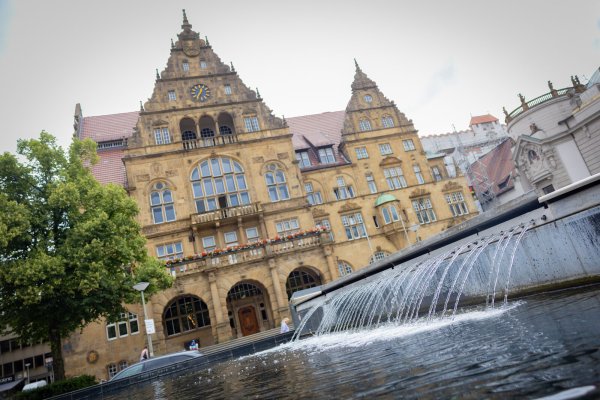 Auch die Städte und Gemeinden in OWL, hier zu sehen das Rathaus in Bielefeld, kämpfen zunehmend mit finanziellen Schwierigkeiten. - © Mike-Dennis Müller