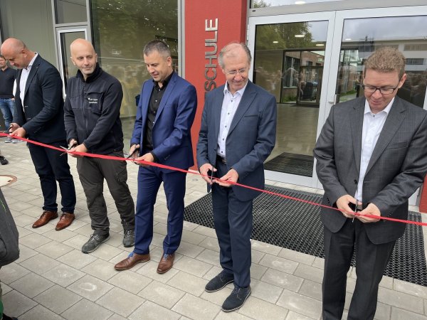 Alfred Losing, Daniel Krein, Eugen Unruh, Andreas Neufeld und David Wiebe durchschneiden zur Eröffnung das rote Band. - © Christlicher Schulverein Lippe