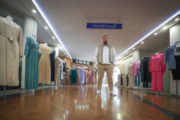 Mubashar Mobin hat reichlich Platz zur Präsentation seiner Kollektionen. - © Sarah Jonek