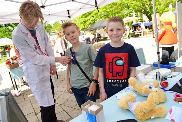 Max Krauz zeigt Jonas und Andreas in der Teddyklinik den Ablauf bei einer Untersuchung beim Arzt oder Krankenhaus. - © Nicole Ellerbrake
