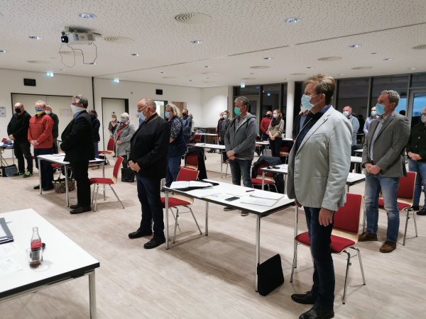 Der Altersvorsitzende des Rats Klaus Nolting (rechts) übernimmt die Aufgabe, den neuen Dörentruper Bürgermeister Friso Veldink (CDU) zu vereidigen. - © Sylvia Frevert