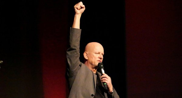 Meister der Entschleunigung. Rüdiger Hoffmann begeistert 300 Gäste der Stadthalle mit seinem Programm "Mal ehrlich". - © Thomas Krügler