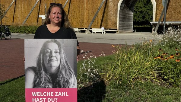 Organisatorin Sabine Mirbach mit einem Ausstellungsplakat. - © Sven Kienscherf