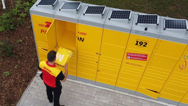 Eine solche Packstation wie hier in Duisburg steht ab sofort auch in Schötmar. - © deutsche post / marco stepniak -