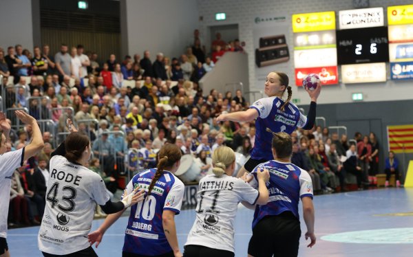 Blombergs Rückraumspielerin Nieke Kühne überspringt hier im Spiel gegen den Thüringer HC die gegnerische Abwehr. - © Paul Cohen
