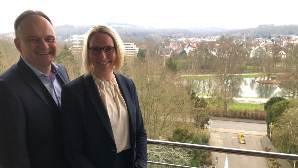 Der neue Direktor des Hotels Maritim in Bad Salzuflen, Oliver Risse, steht mit seiner Stellvertreterin Stefanie Lange auf dem Balkon eines Zimmers im fünften Stock. Von hier hat man einen schönen Blick auf den Kurparksee. - © Thomas Reineke