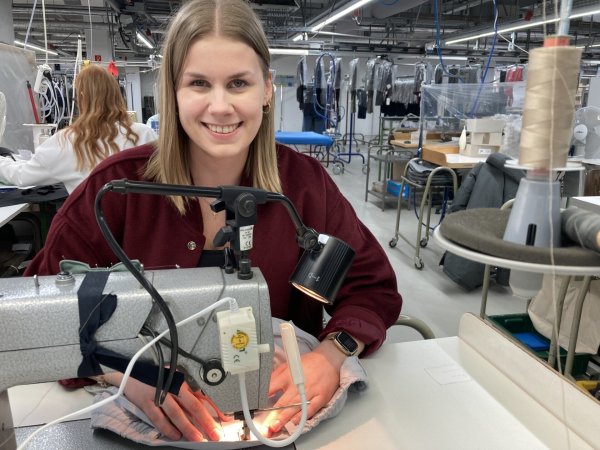 Stine Schmidt in der Näherei bei Brax. In dem Herforder Unternehmen absolvierte sie eine Ausbildung zur Textil- und Modeschneiderin und erhielt eine Auszeichnung als Bundesbeste. - © Matthias Bungeroth