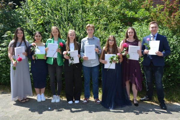 Ausgezeichnet: Iman Ahmatova, Berfin Gündoglu (Kl. 10a), Alicia Wenzel, Ida Klesse (10b), Elias Greve, Laura Wiens (10c), Lara Swart, Steffen Düsterhus (10d, von links). - © HDR