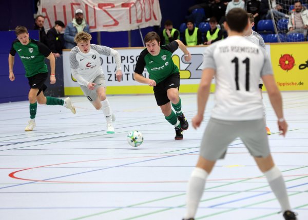 Ein Bild von der Finalrunde 2024 in der Phoenix-Contact-Arena: Felix Spilker von der SG Belle-Cappel-Leopoldstal treibt im Spiel gegen den TuS Asemissen den Ball nach vorne. - © Paul Cohen