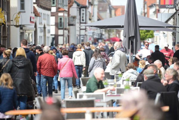 So voll, wie bei hier bei der Veranstaltung "Lemgo macht ein Fass auf", ist es nur noch selten in der Innenstadt. - © Nicole Ellerbrake/Archivfoto
