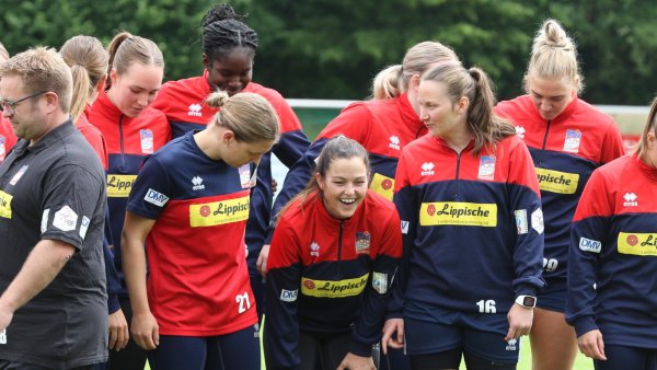 Auch beim Trainingsauftakt gibt es was zu lachen: Blombergs Rechtsaußen Lisa Rajes inmitten ihrer Teamkameradinnen der HSG Blomberg-Lippe. - © Oliver König