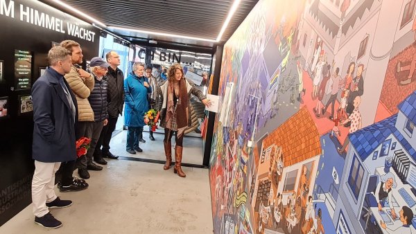 Dr. Inga Loke, stellvertretende Vorsitzende des Vereins Toleranz-Tunnel (rechts), erläutert zur Eröffnung die Ausstellung "ToleranzRäume" auf dem Blomberger Marktkauf. - © Marianne Schwarzer