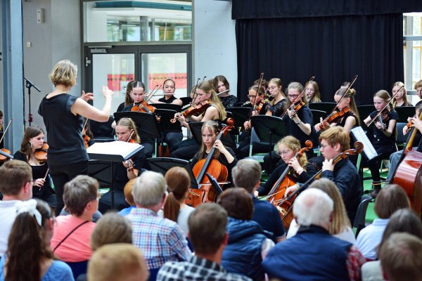 Das Schülerorchester SOL unter der Leitung von Mirijam Kyeck - © Nicole Ellerbrake