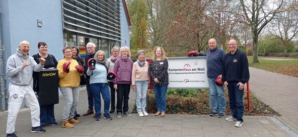 Nicht zu spaßen ist mit den Teilnehmern eines Selbstverteidigungskurses für Menschen gehobenen Alters. Dafür haben die Kursleiter Hartmut Giebel (links) und Bernd Kopp (rechts). Silvia Exler (dritte von rechts) ist pädagogische Fachkraft des Kastanienhauses, wo das Seminar stattfand. - © AWO