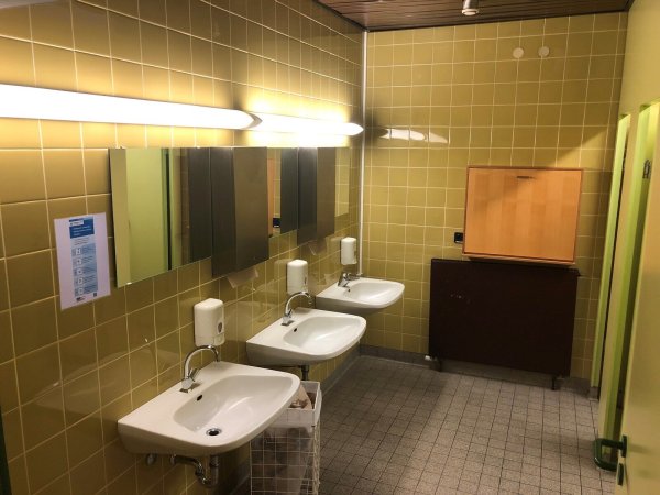 Die Toilettenanlagen im Rathaus sollen neu gemacht werden. Hier ein Blick in das Herren-WC für Besucher, das wie alle Sanitäranlagen aus dem Jahr 1975 stammt. - © Sven Kienscherf