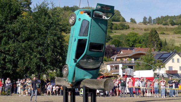 Das kracht gehörig: Beim Sicherheitstag in Lügde wird demonstriert, welche Wirkung ein Aufprall mit Tempo 50 hat. - © Rudi Rudolph