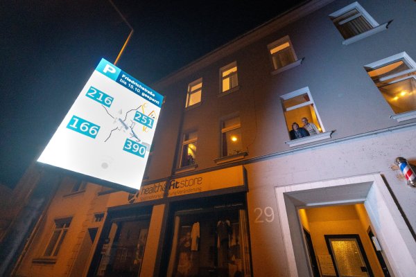 Petra und Ralf Bayer wohnen direkt neben der Anzeigetafel an der Detmolder Straße. - © Niklas Tüns