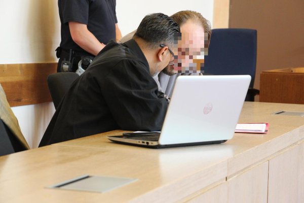 Pflichtverteidiger Remzi Yalcin (links) bespricht sich vor der Verhandlung noch kurz mit seinem Mandanten. Der Prozess nähert sich dem Ende. - © Janet König