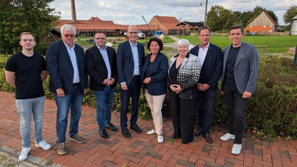 Sind beim CDU-Sommerfest dabei: Nick Zimmermann (von links), Gerd Lütge, Vorsitzender Frederik Topp, Bundestagsabgeordneter Ralph Brinkhaus, Bundestagsabgeordnete Kerstin Vieregge, Brigitte Hermann,
Landtagsabgeordneter Klaus Hansen und Jan Helmut Johanning. - © CDU Lage