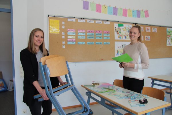 Die Lehrerinnen Edith Kemeny (links) und Isabell Blömeke bereiten den Klassenraum für 30 ukrainische Kinder vor, die nach den Osterferien in Augustdorf beschult werden sollen. - © Nadine Uphoff