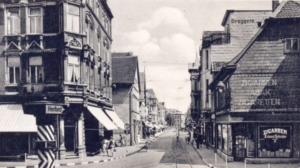 Nach 1950: Beim Blick vom Hornschen Tor in Richtung Rathaus fallen das Eckgebäude "Hoher Priester" (links) und die Straßenbahnschienen auf. Das Aufnahmedatum dieses Bildes ist unbekannt. - © Stadtarchiv Detmold