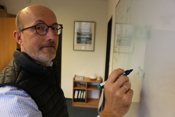 Erster Kriminalhauptkommissar Heiko Wind (53) hat jahrelang Rauschgiftdelikte bearbeitet, inzwischen leitet er ein sechsköpfiges Team, das im Kreis Lippe für die Vermisstenfälle zuständig ist. - © Janet König