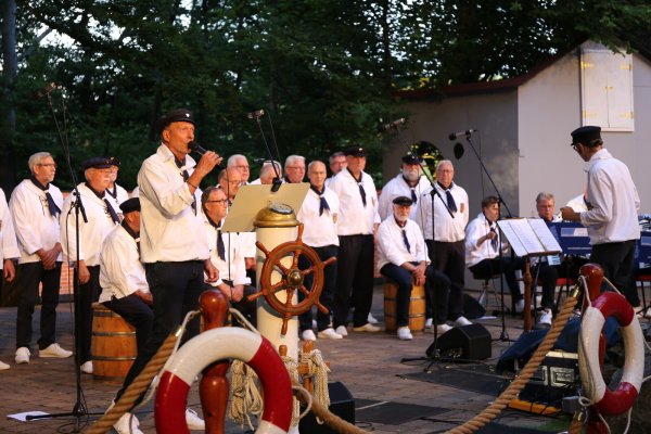 Karl Heinz Wiechers (0476), Vorsitzender des Magellan Shanty Chors und Chorleiter Heiko Isermann (0480) haben digital vorbereitet, was nun auf die Bellenberger Freilichtbühne kommt. - © Alina Hetland