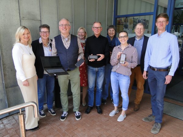 Mitglieder des "Naturwissenschaftlichen und Historischen Vereins", des Lippischen Heimatbundes und der Elbrächter-Stiftung haben im Landesarchiv das Projekt "LippeHäuser Wiki" vorgestellt. Von links: Yvonne Huebner (Lippischer Heimatbund), Dr. Angelika Heinrike Heil (Elbrächter-Stiftung), Historiker Roland Linde, Bärbel Sunderbrink (Stadtarchiv Detmold), Joachim Kleinmanns, Gefion Apel (Naturwissenschaftlicher und Historischer Verein), Katja Wiebe (Lippisches Landeskirchenarchiv), Stefan Wiesekopsieker (Lippischer Heimatbund), Lars Sonnenberg (Stadtarchiv Lage). - © Hajo Gärtner