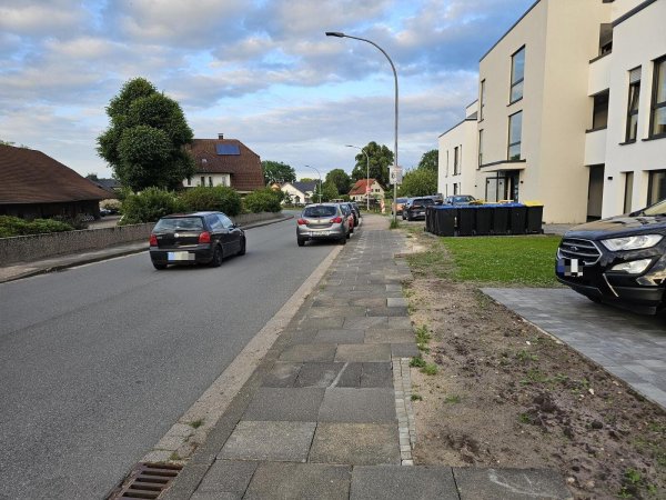 Die Parkplätze am Neubau in der Ortsmitte von Hörste sind alle vergeben, einige parken am Straßenrand. Das soll sich ändern, die Verwaltung schlägt vor, ein Parkverbot einzurichten. - © Astrid Sewing