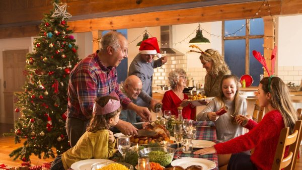 Weihnachten feiern viele Familien in großer Runde. Das trubelige Treiben kann Demenzerkrankte jedoch schnell überfordern. - © picture alliance / PantherMedia