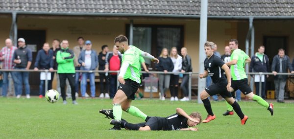 Bauchlandung: In dieser Szene behauptet sich Sportfreunde-Akteur Maik Fehse gegen Gästespieler Nils Rayczik. - © Oliver König