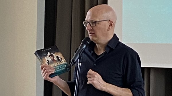 Christian Tielmann präsentiert sein Buch „Ocean City – Jede Sekunde zählt“ in der Johannes-Gigas-Schule. - © Johannes-Gigas-Schule