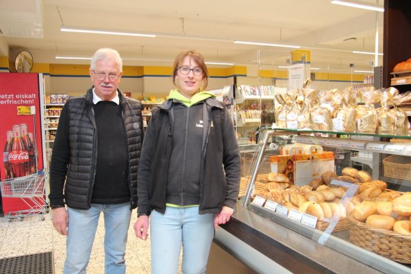 Senior-Chef Wilhelm Camen und Filialleiterin Daniela Reese stehen im Edeka-Markt in Stemmen. - © Nadine Uphoff