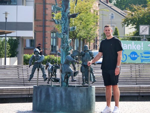 Jan Brosch lernt derzeit Lemgo kennen. Ein Orientierungspunkt ist der Kanzlerbrunnen. Foto: Jörg Hagemann - © Jörg Hagemann