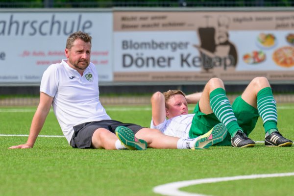 Vereint im Leid - Tief enttäuscht sitzen Marvin Wittelmeyer und Trainer Timo Welsandt auf dem Boden. Die Enttäuschung sitzt tief, nachdem es mit der A-Liga-Meisterschaft im Sommer 2024 nicht geklappt hatte. - © Egon Penner