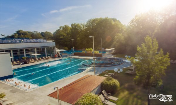 Das große Außenbecken der "VitaSol-Therme" im Herbst. Die Stadt plant, die gesamte Anlage zu verkaufen. - © Copyright:www.fap-studio.comMarcus Barthel