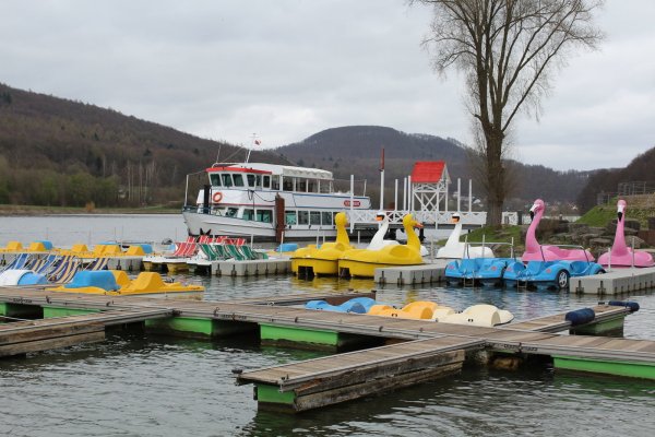 Die Tretboote liegen verlassen am Steg. - © Sandra Castrup