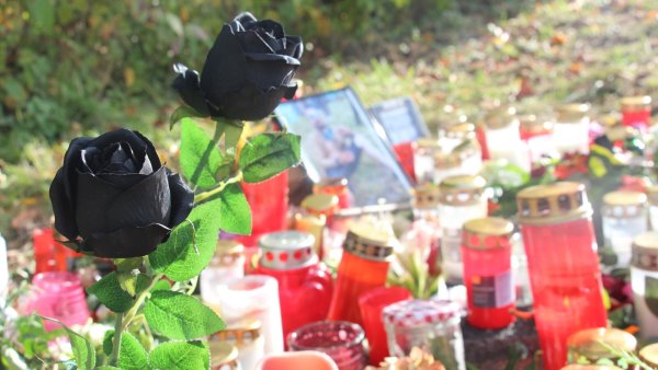 Blumen und Kerzen stehen am Tatort. - © Janet König