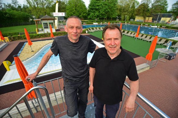 Igor Golubhoff (links) und Rudolf Klein betreuen die Technik im Bad. Die letzte Saison für Rudolf Klein, der nach 27 Jahren im Eau-Le in den Ruhestand geht. - © Nicole Ellerbrake